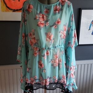 Wing sleeve blouse like new